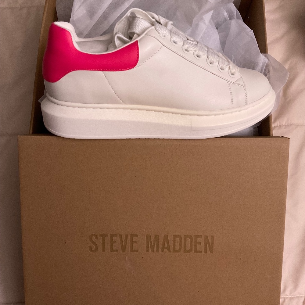 New in box Steve Madden Gaines Platform Sneaker Pink